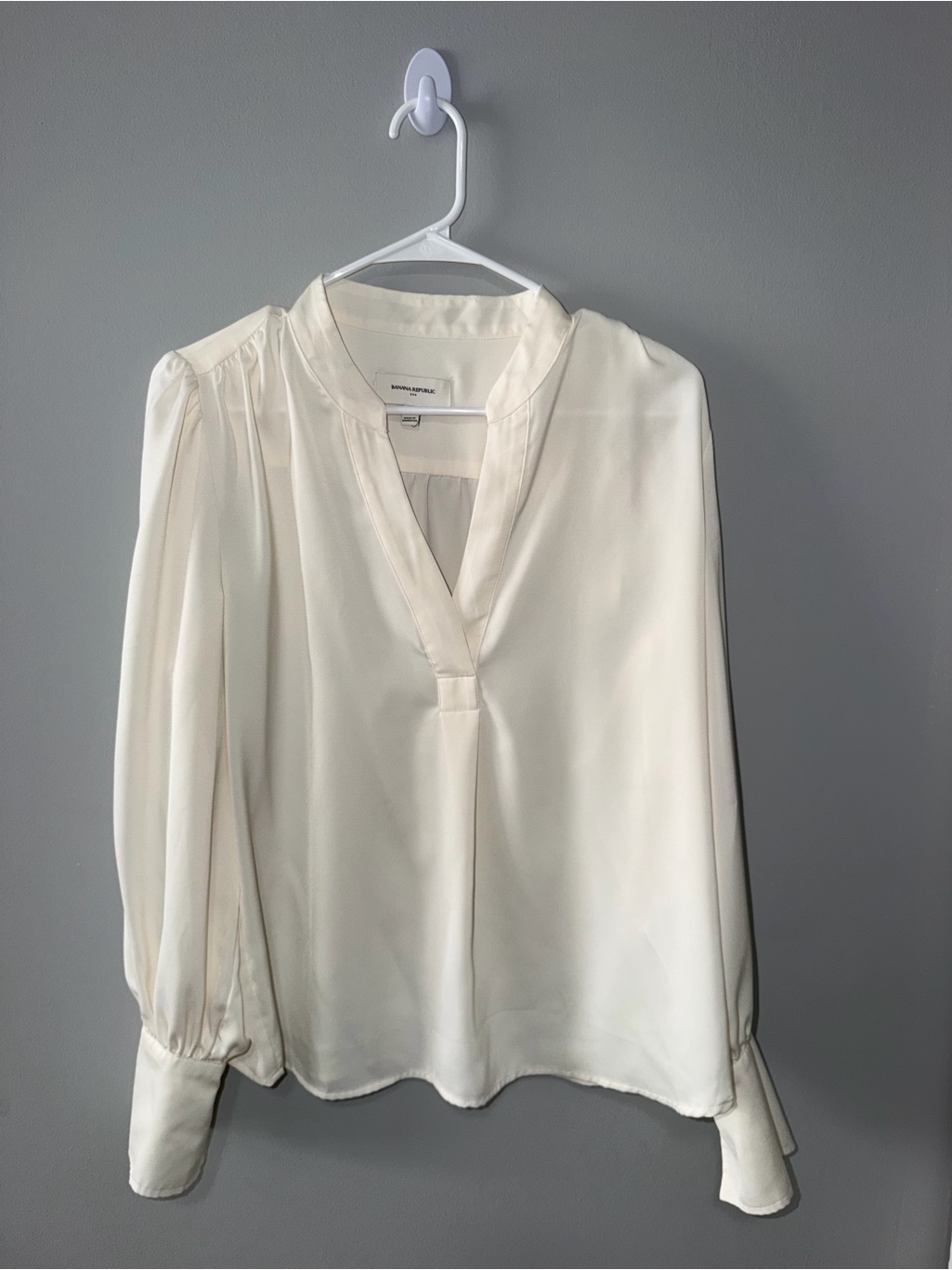 Banana Republic Cream V-Neck Long-Sleeve Blouse